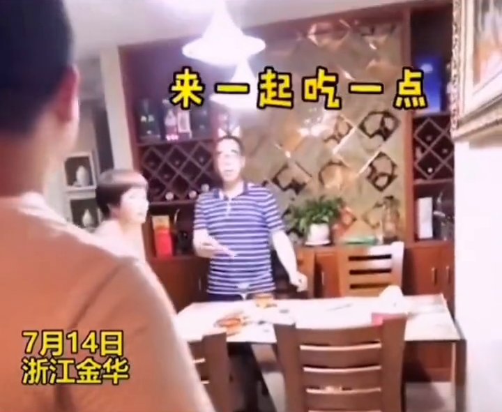 爸爸|萌娃发现爷爷家在吃饭 爸爸带娃蹭饭一扫而光