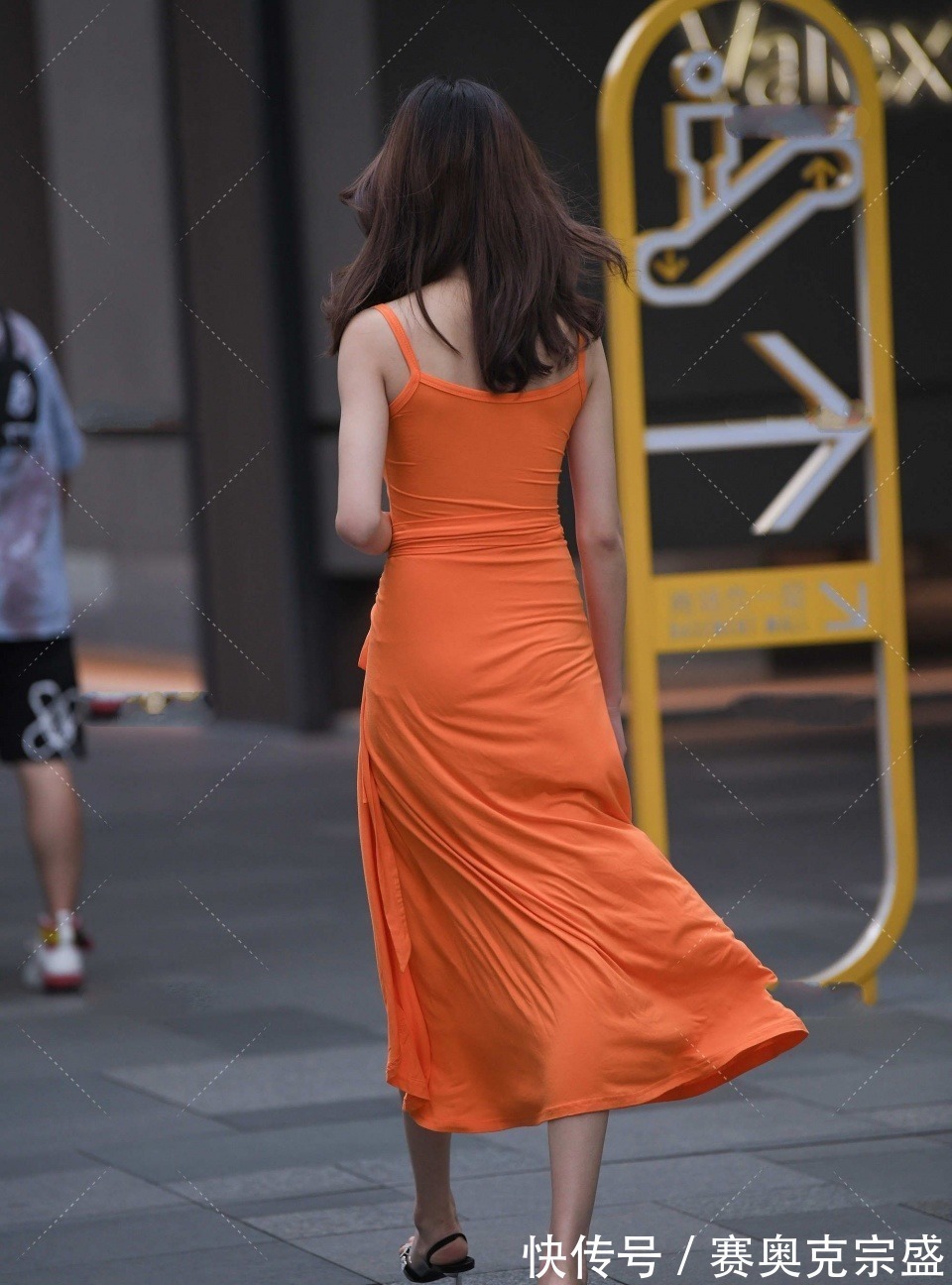 莫代尔棉 灰色吊带加竖条西装,脚踩15cm“恨天高”,尽显优雅干练