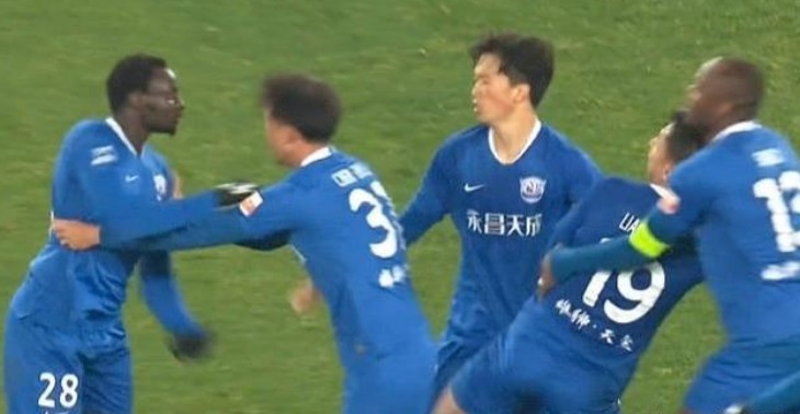 保级|沧州队赛后内讧,队友打架皆染红,球队此后的舆论公关却值得称道