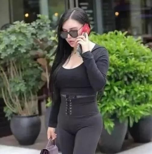 打底裤美女的魅力,曲线唯美,望尘莫及