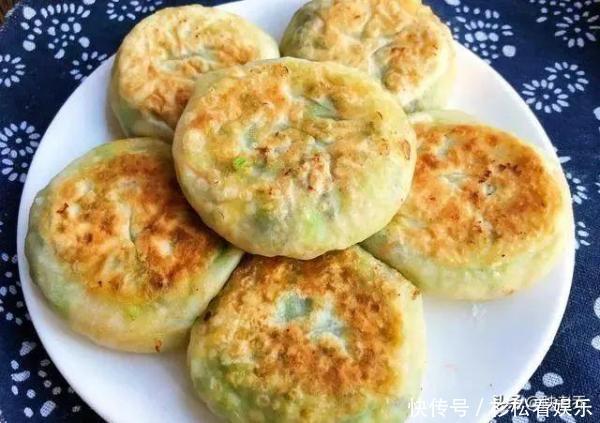 芹菜|酥脆焦黄的黄金元宝馅饼,美味的早餐美食,一碗胡辣汤,人间美味