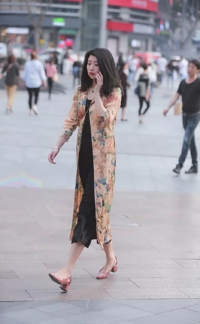 牛仔热裤|路人街拍，靓女白色上衣搭配牛仔热裤，整个人看起来高挑迷人