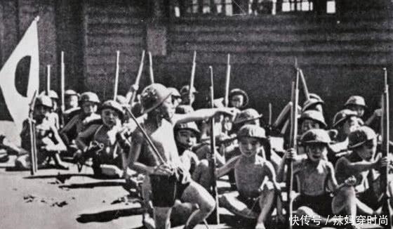 干嘛|原子弹爆炸中,妇女孩子是无辜的别再被骗了,看看她们在干嘛