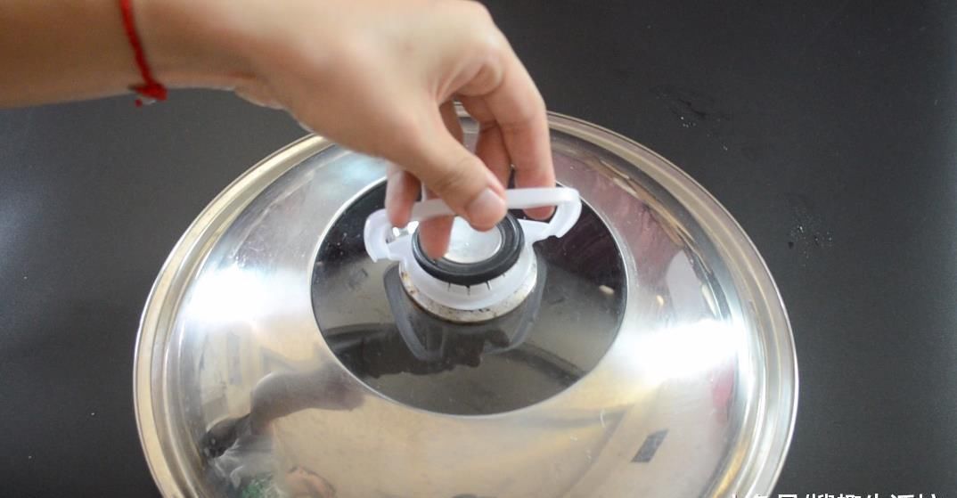 洗菜池边上放一个油桶提手, 作用太棒了, 解决了很多家庭的烦恼