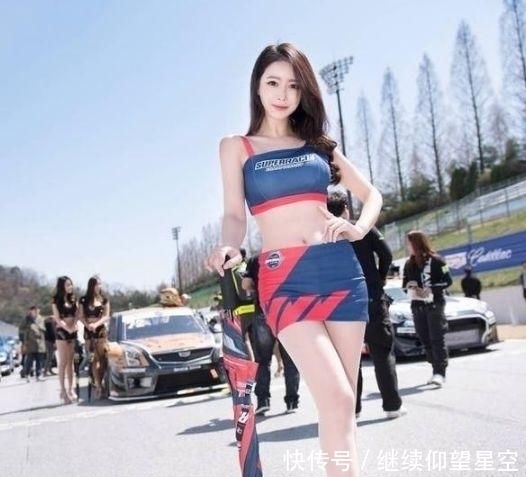 街拍迷人潮流个性的妹子,清爽自然很怡人