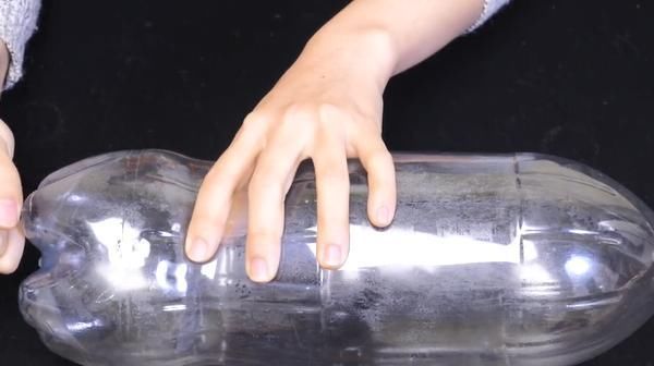 大号塑料瓶不要扔,在瓶底穿2根绳子太厉害了,家家户户都需要