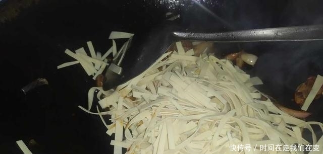 干豆腐炖五花肉,看着就好吃,可香了