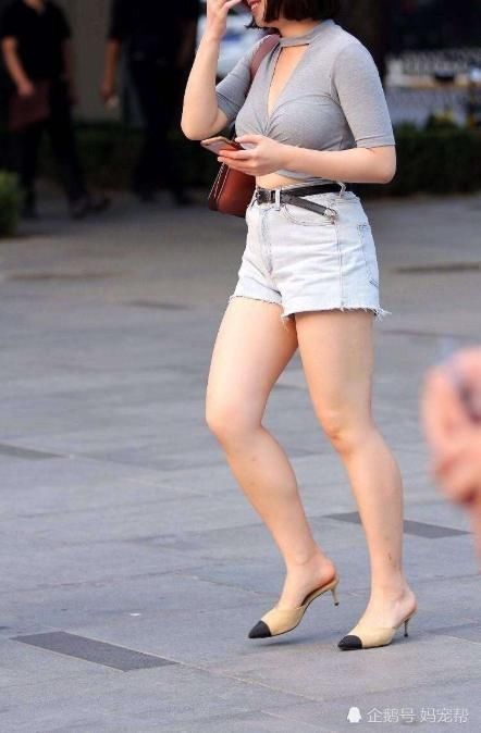 低领小背心+牛仔热裤,彰显修长双腿线条,充满魅力女人味