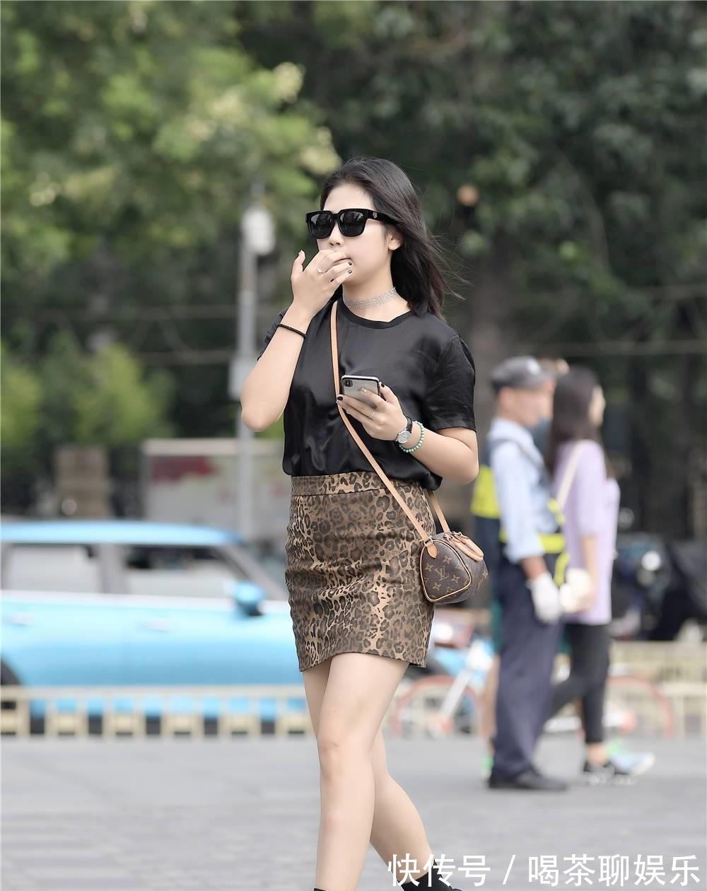 豹纹|豹纹包臀裙搭配黑色半袖，黑色粗跟修身短靴，秋季穿出简约范