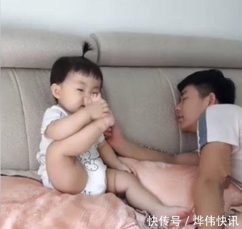 小脚丫|萌娃抬脚让哥哥闻闻，哥哥假装被熏晕，孩子随后的反响萌翻