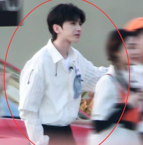 蔡徐坤录制跑男时,全程只拉着一个女生,看清是谁后粉丝彻底酸了