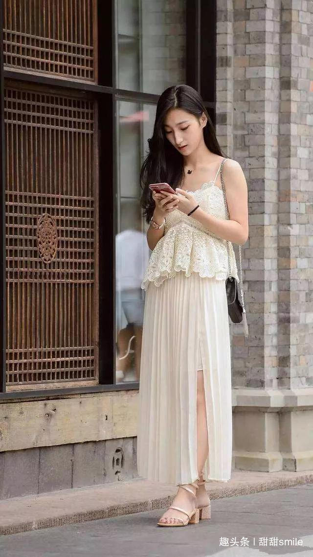 连体裤 美女搭配着一双气质的高跟凉鞋，绑带的设计让她看上去更加的迷人