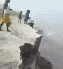 |搞笑GIF：小哥厉害了啊，你这是在给别人理发呢，还是在做饭呢