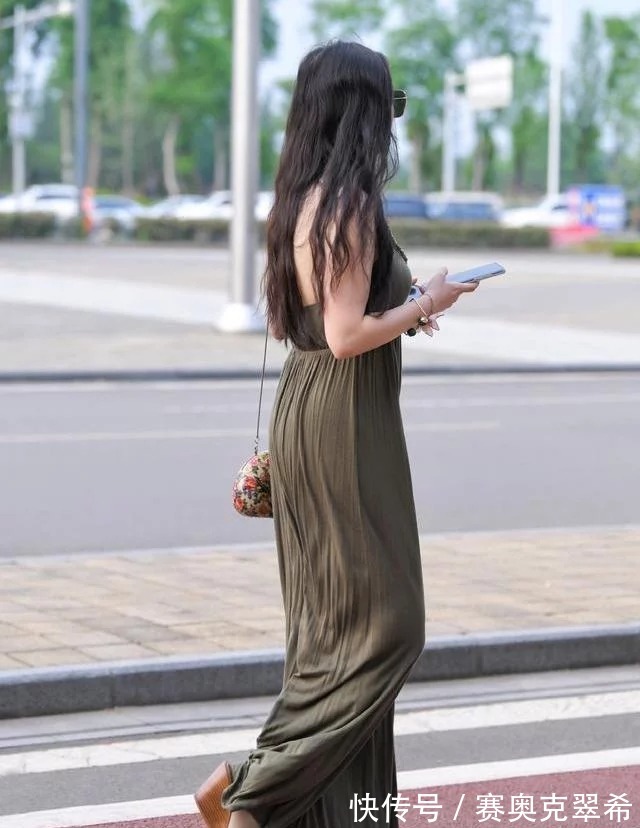 西域|长款挂脖修身连衣裙,独特面料的材质,完美突现出了西域风情