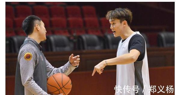 球迷们|巩晓彬一举动打破传闻并圈粉,球迷纷纷点赞:丁彦雨航一辈子不及