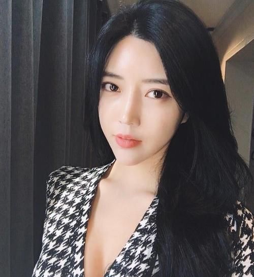 裙摆|爱穿包臀裙的美妇，微胖身材轻松诠释性感，傲人胸围太迷人