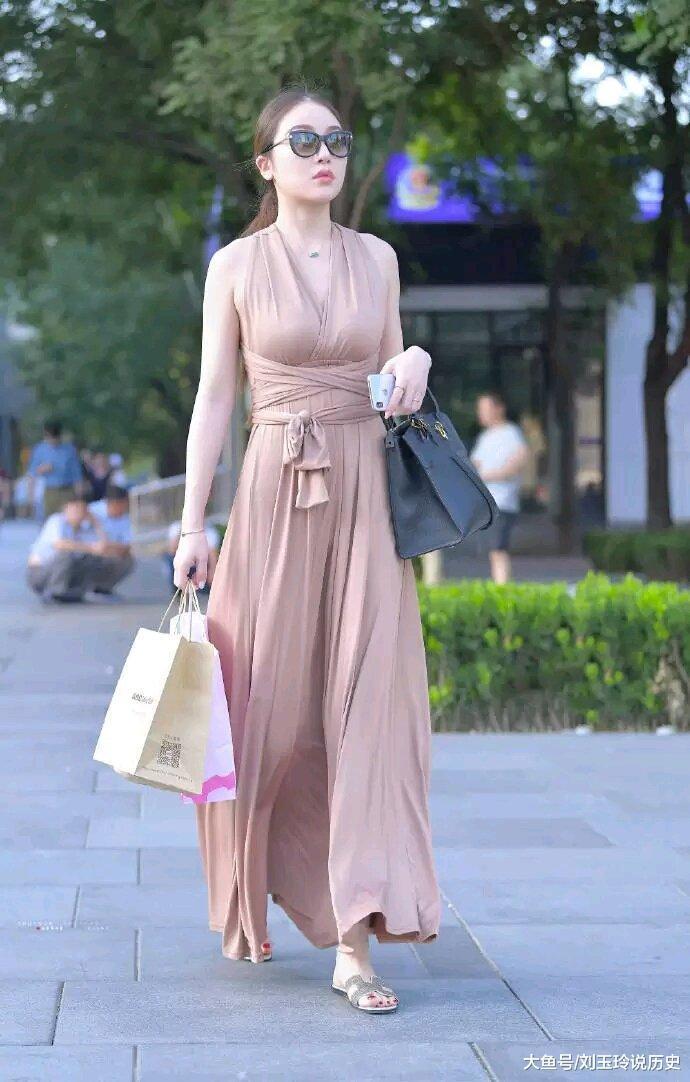 街拍身材好也是烦恼,穿吊带长裙都藏不住