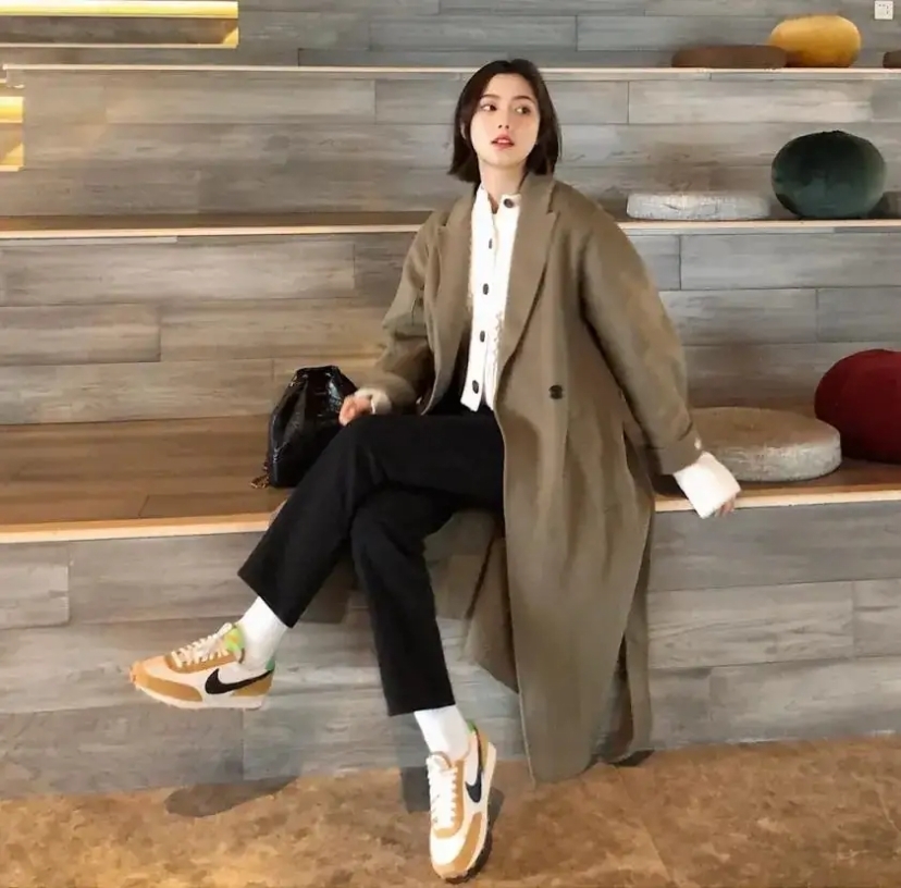 今年秋冬穿大衣,建议多选这几双“鞋子”来搭配,时尚好看还显瘦