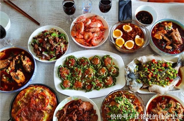 周末回来家陪看望父母,媳妇忙里忙外做一桌子菜,看着真不简单!