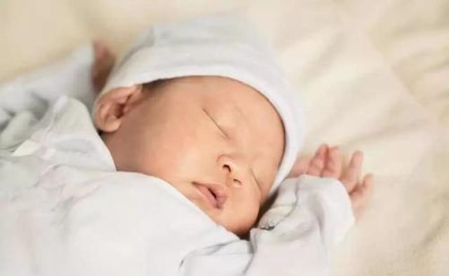 袜子|爸爸呼噜声太响,宝宝终于放了大招,网友穿尿不湿的惹不起