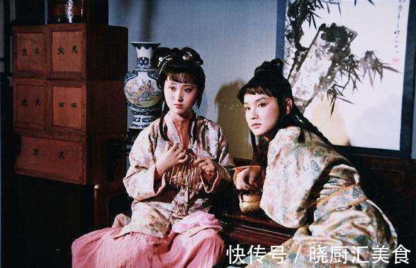 宝玉@红楼梦里,为何晴雯死了,林黛玉一点反应都没有?还满面含笑