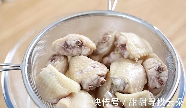 豆腐和鸡翅的奇妙搭配，味道香得不得了，好吃又下饭，你们也试试！