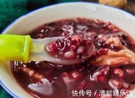 坚持喝了3个月这粥，白发少了，气色好了，闺蜜效仿也做给妈妈喝