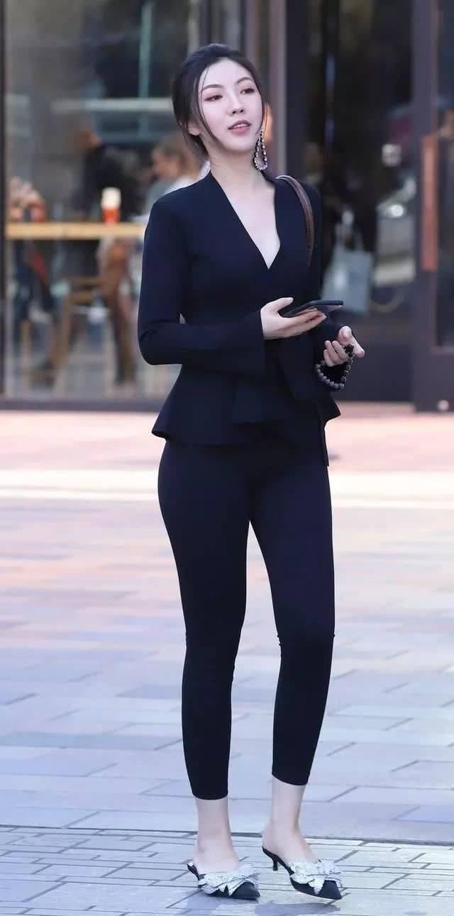 街拍美女小姐姐你的身材气质咋这么好呢好养眼啊