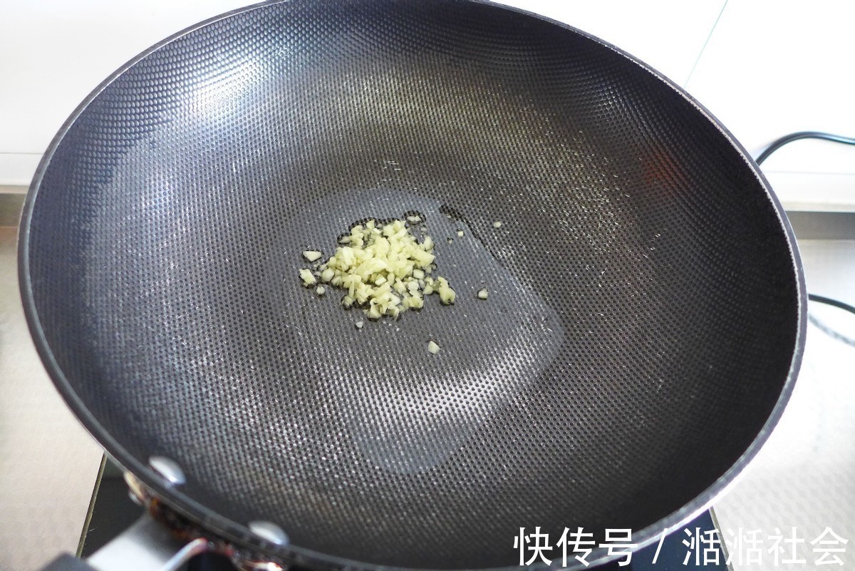 菜梗子|蒜蓉菜心这样做才好吃，颜色翠绿不发黄，看着就不错