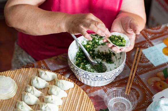 调韭菜馅,关键1步要牢记,韭菜翠绿不出水,包出的饺子鲜美好吃