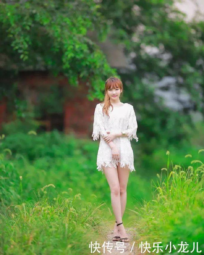 美女职业装搭配一双黑色高跟鞋，不但很有气质，而且丝毫不会逾越