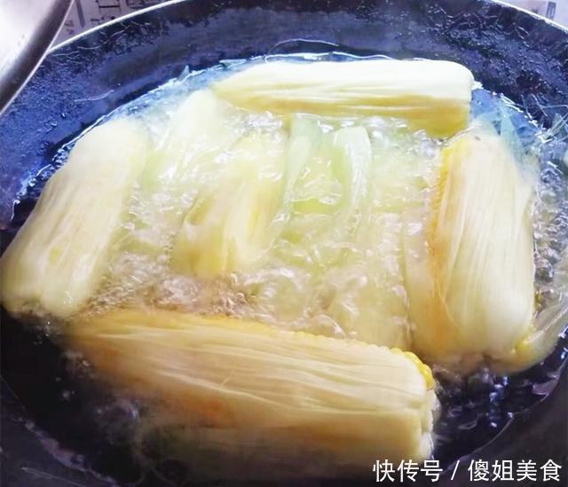 香甜|煮玉米别只用清水了,多加这一样东西,煮熟的玉米软糯香甜特好吃