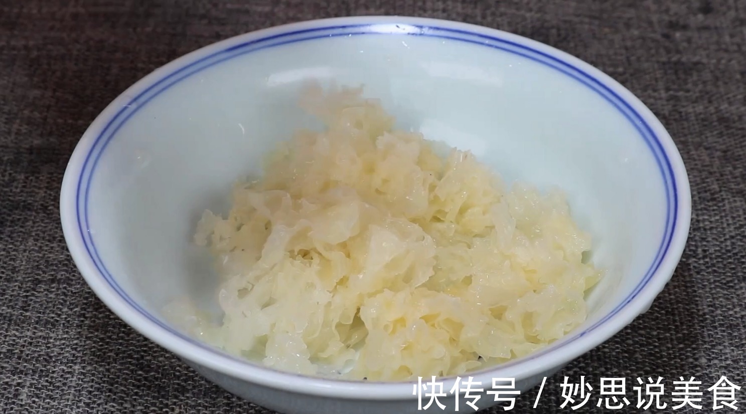 7天头发变得乌黑光亮,教你几种食材这样搭配,便宜又实用