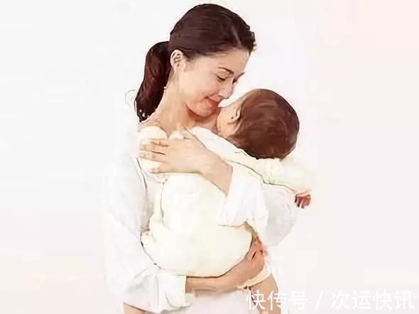 矫正|别把娃抱成了“歪脖子”!这些毁脊椎的抱姿,也许你每天都在做…