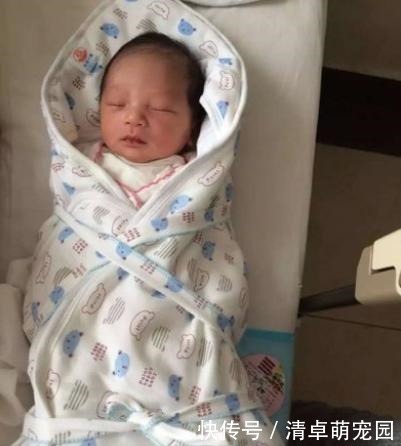 爷爷|爷爷嫌宝爸抱娃像“端菜”,自己抢过来抱时,宝妈:刀口差点笑开