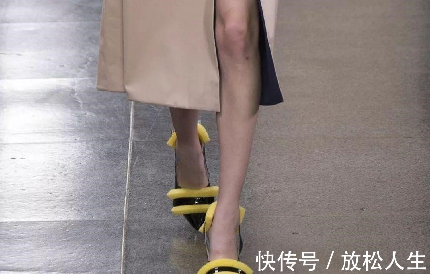 街拍|高跟鞋竟放“刷碗海绵”, 不磨脚只卖800英镑值吗!