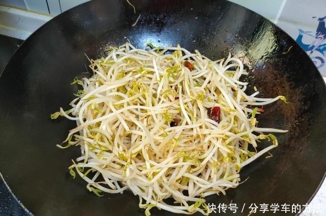 脆爽|炒豆芽不焯水，也不直接下锅炒，大厨这样做，脆爽入味不出水