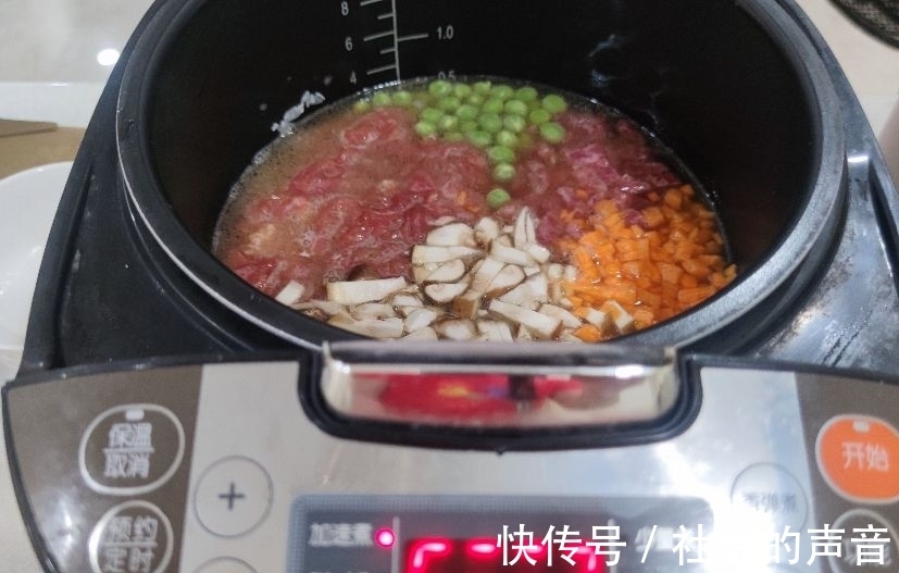香菜|电饭锅懒人焖饭,有肉有菜,做法简单有营养