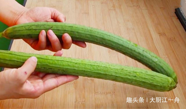 炒丝瓜时,很多人第一步就做错了,难怪炒的丝瓜发黑没食欲