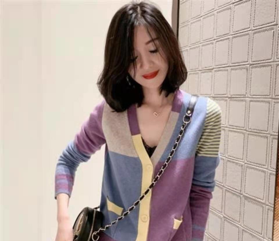 “开衫”怎么穿才好看？学时髦女人这样穿，洋气减龄，谁穿谁好看