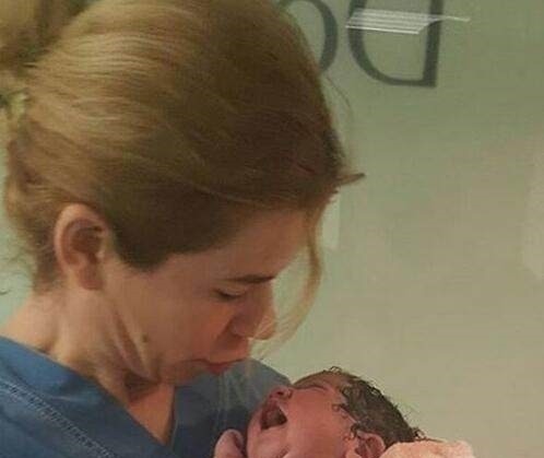 脐带|刚剖腹出来的宝宝伸手抓住医生的剪刀,不让剪断脐带!