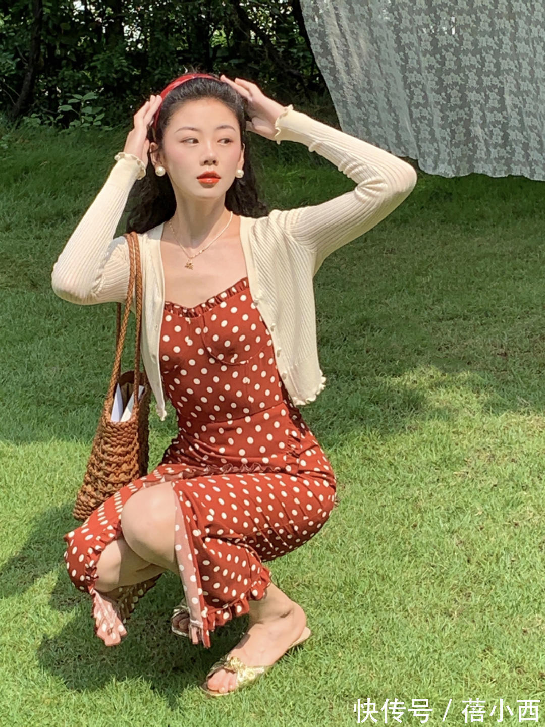 波点连衣裙|穿搭简约才高级,秋季衣橱必备“波点”单品,适合40+的熟女