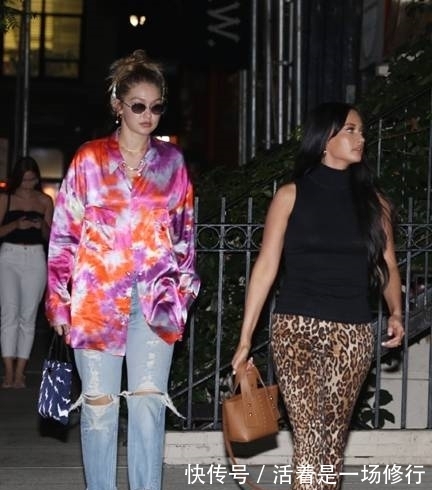 朝天丸子头 贝拉穿吊带裙街头约饭显小清新,吉吉·哈迪德穿牛仔裤显邋遢