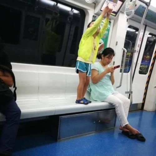 公共场合|熊孩子公园扯坏获奖风筝,大爷哭腔哀求,熊家长却炫耀孩子蹦得高