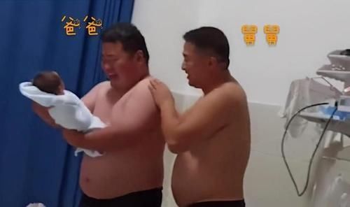 爸爸|爸爸和舅舅抢着抱宝宝走红,像极了猪八戒看人参果:越看越喜感