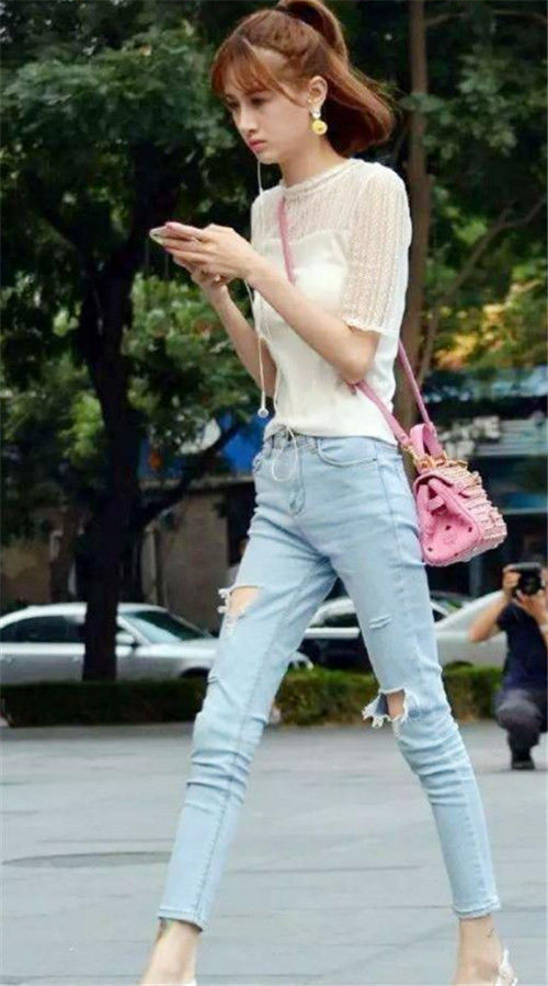 街拍:青春时尚的小姐姐,一身白色的搭配,更显青春朝气