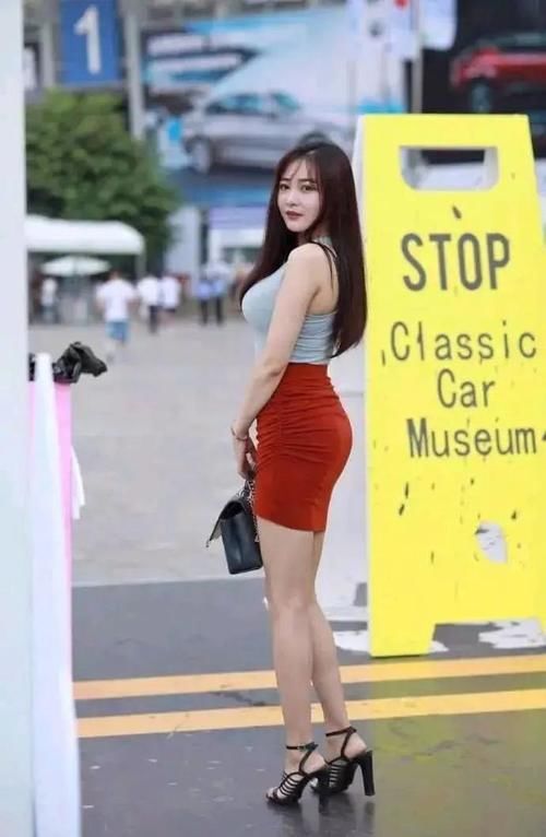 高跟凉鞋|美女一双绑带的高跟凉鞋,让她走路的姿态也显得优雅,时尚靓丽