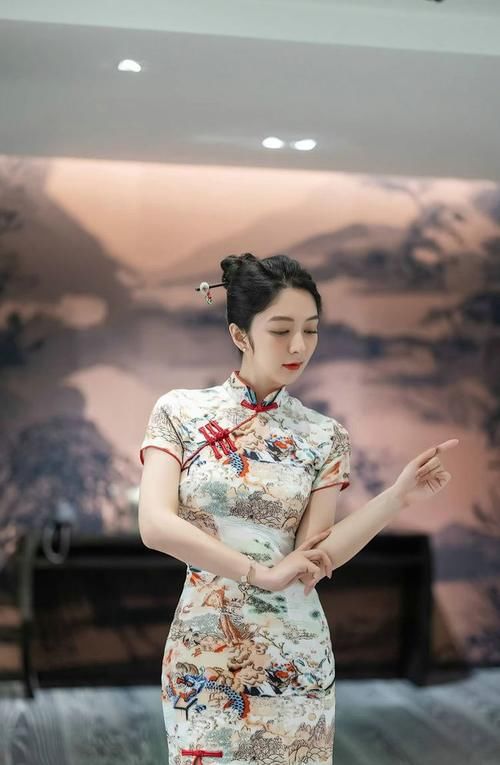 肩裙 牛仔吊带一字肩裙，穿出自信的美，修身显瘦又美的时尚