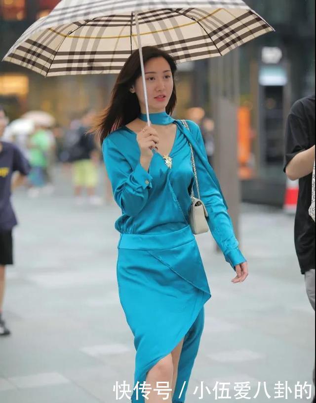 时尚|时尚:清新高贵的孔雀蓝连衣裙,穿出了优雅的气息,迷人的美