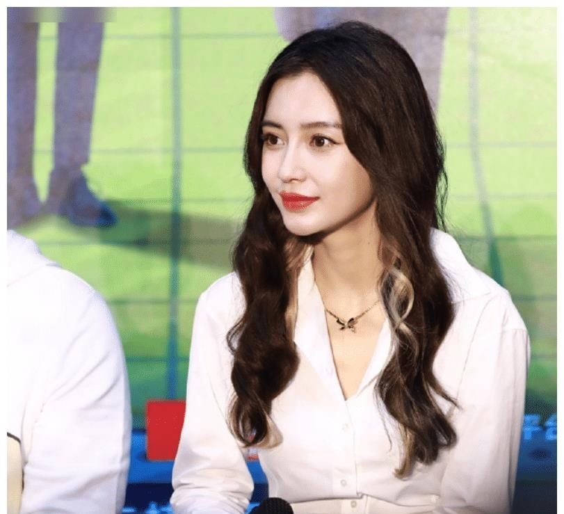 杨颖穿裙子现身发布会,当集体坐着热聊时,有谁注意黄旭熙的举动